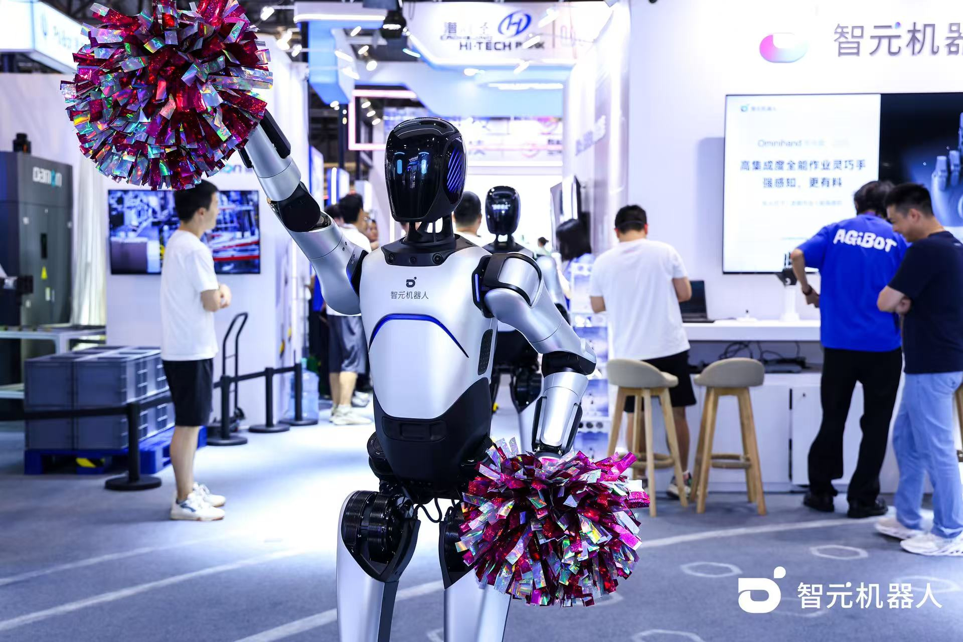 米兰电竞机器人 WAIC 首日展台火爆，机器人家族集体打工忙不停